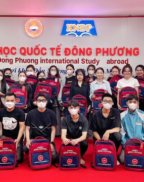 TRAO TẶNG BALO CHO CÁC HỌC VIÊN DU HỌC HÀN QUỐC