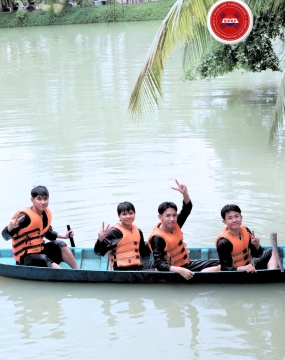 Hình ảnh các bạn học viên nhà Đông Phương đi ngoại khóa ở Bến Tre