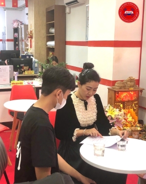Hình ảnh đón thêm phụ huynh và học sinh đến hoàn tất thủ tục tại Đông Phương