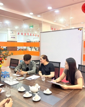 hình ảnh khách đến tư vấn tại đông phương