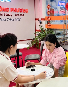 hình ảnh khách đến tư vấn tại đông phương