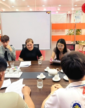 hình ảnh khách đến tư vấn tại đông phương