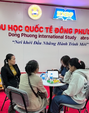 hình ảnh khách đến tư vấn tại đông phương