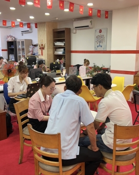 hình ảnh khách đến tư vấn tại đông phương