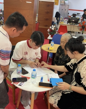 hình ảnh khách đến tư vấn tại đông phương