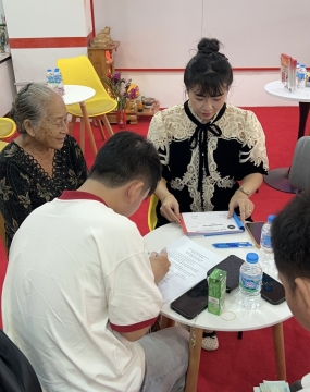 hình ảnh khách đến tư vấn tại đông phương