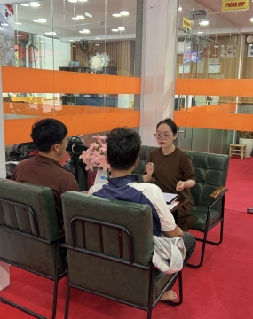 hình ảnh khách đến tư vấn tại đông phương