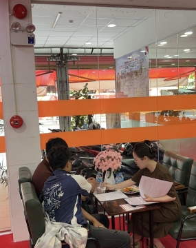 hình ảnh khách đến tư vấn tại đông phương