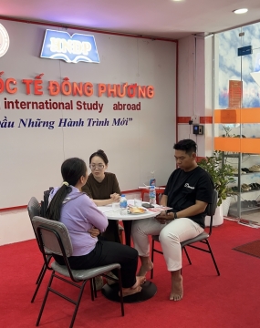 hình ảnh khách đến tư vấn tại đông phương