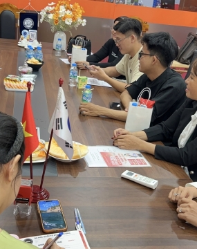 hình ảnh khách đến tư vấn tại đông phương