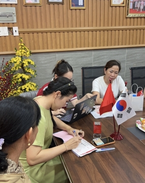 hình ảnh khách đến tư vấn tại đông phương
