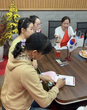 hình ảnh khách đến tư vấn tại đông phương