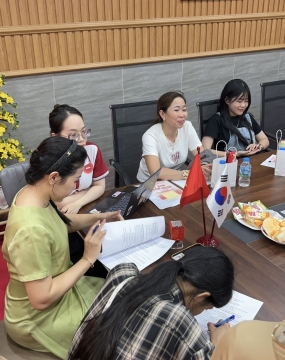 hình ảnh khách đến tư vấn tại đông phương