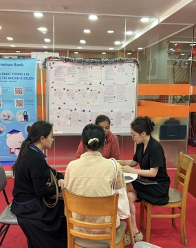 hình ảnh khách đến tư vấn tại đông phương