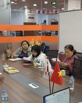 hình ảnh khách đến tư vấn tại đông phương