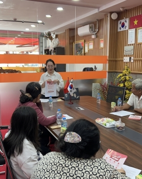 hình ảnh khách đến tư vấn tại đông phương