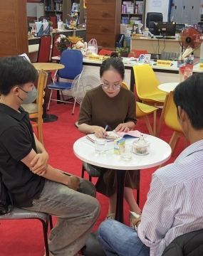 hình ảnh khách đến tư vấn tại đông phương