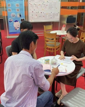 hình ảnh khách đến tư vấn tại đông phương