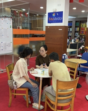 hình ảnh khách đến tư vấn tại đông phương