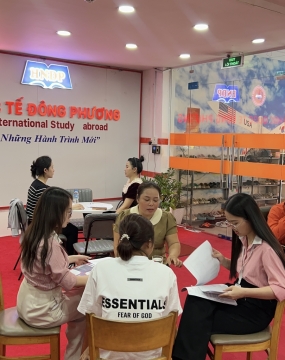 hình ảnh khách đến tư vấn tại đông phương