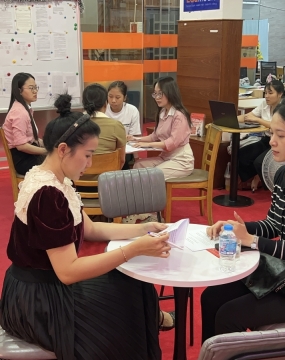 hình ảnh khách đến tư vấn tại đông phương