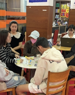 hình ảnh khách đến tư vấn tại đông phương