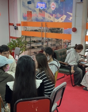 hình ảnh khách đến tư vấn tại đông phương