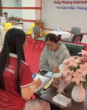 hình ảnh khách đến tư vấn tại đông phương