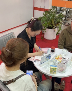 hình ảnh khách đến tư vấn tại đông phương