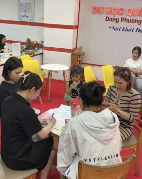 hình ảnh khách đến tư vấn tại đông phương