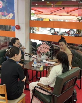 hình ảnh khách đến tư vấn tại đông phương