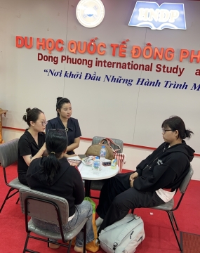 hình ảnh khách đến tư vấn tại đông phương