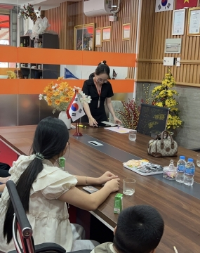 hình ảnh khách đến tư vấn tại đông phương