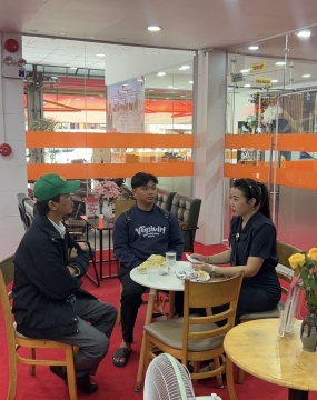 hình ảnh khách đến tư vấn tại đông phương