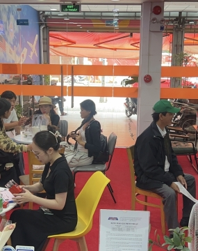 hình ảnh khách đến tư vấn tại đông phương