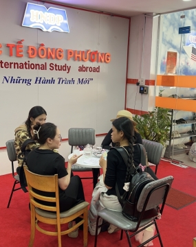 hình ảnh khách đến tư vấn tại đông phương