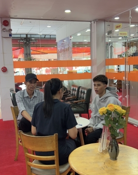 hình ảnh khách đến tư vấn tại đông phương