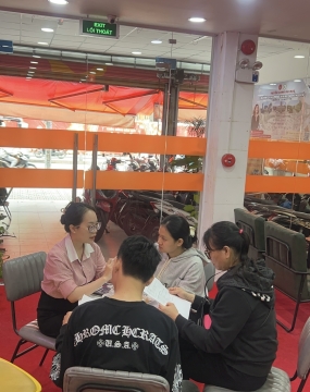 hình ảnh khách đến tư vấn tại đông phương