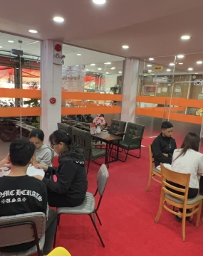 hình ảnh khách đến tư vấn tại đông phương