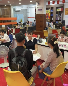 hình ảnh khách đến tư vấn tại đông phương