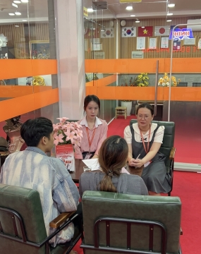 hình ảnh khách đến tư vấn tại đông phương