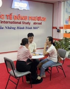 hình ảnh khách đến tư vấn tại đông phương