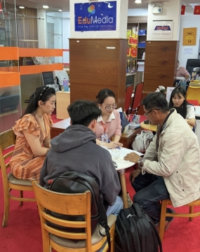 hình ảnh khách đến tư vấn tại đông phương