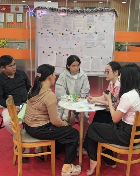 hình ảnh khách đến tư vấn tại đông phương