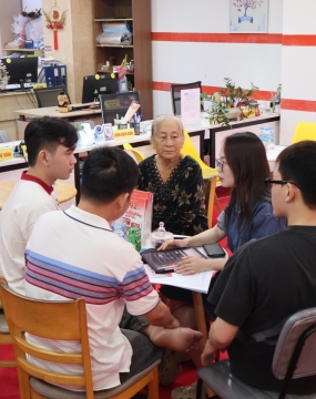 hình ảnh khách đến tư vấn tại đông phương