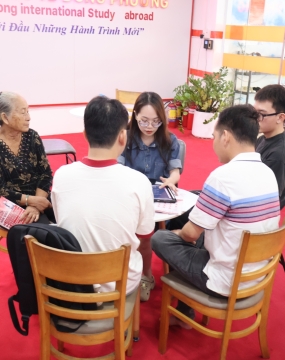 hình ảnh khách đến tư vấn tại đông phương