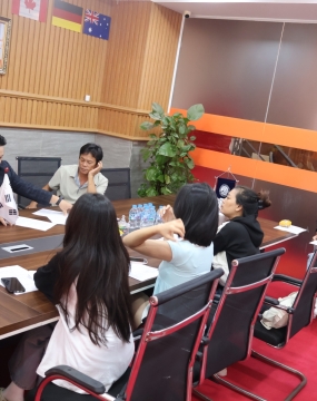 hình ảnh khách đến tư vấn tại đông phương
