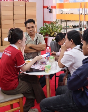 hình ảnh khách đến tư vấn tại đông phương