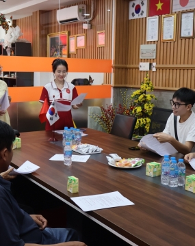 hình ảnh khách đến tư vấn tại đông phương