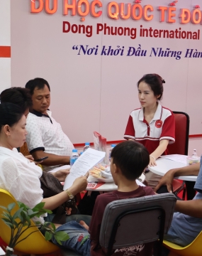hình ảnh khách đến tư vấn tại đông phương